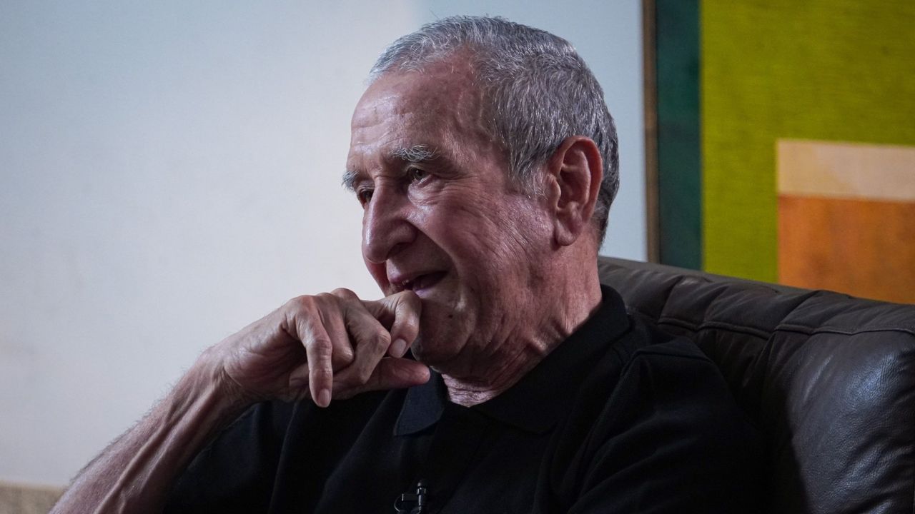 Carlos Alberto Parreira com a taça do Brasileiro de 1984