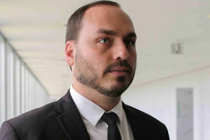 Carlos Bolsonaro durante declaração à imprensa