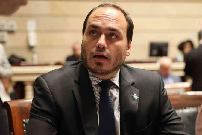 Carlos Bolsonaro em manifestação pública