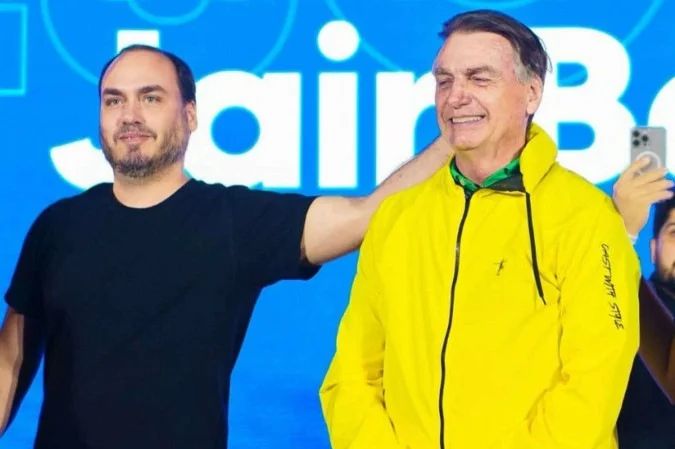 Carlos Bolsonaro deixando encontro com Jair Bolsonaro em residência em Brasília