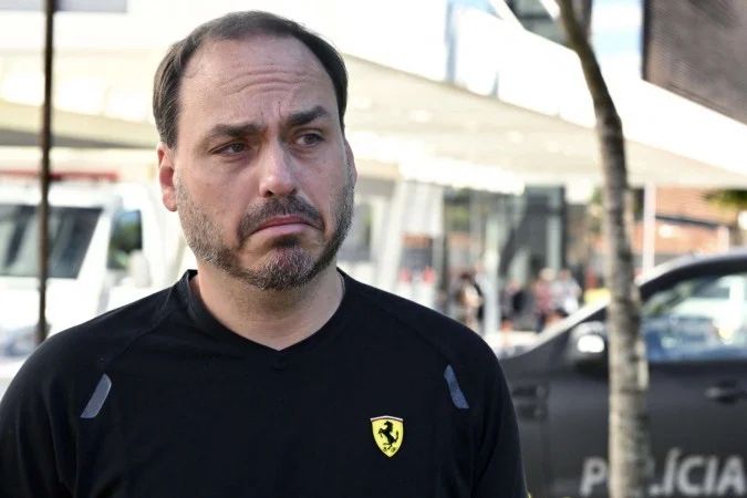 Carlos Bolsonaro visita o pai Jair Bolsonaro em prisão domiciliar