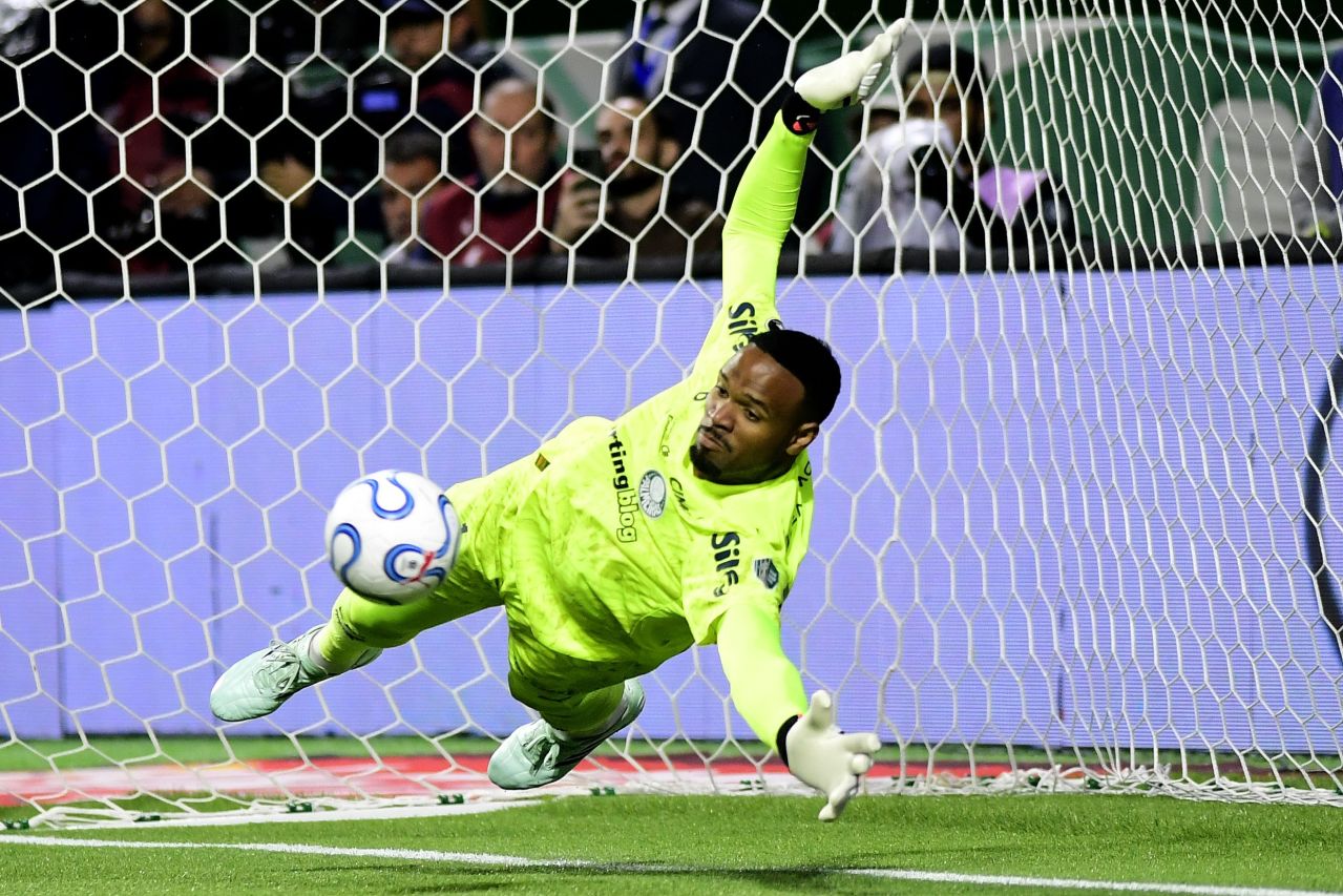 Carlos Miguel defendendo um pênalti pelo Palmeiras