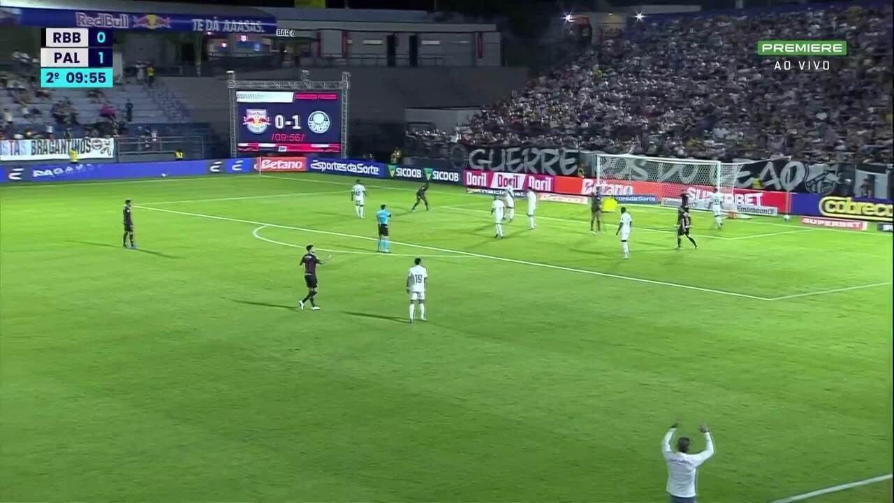 Carlos Miguel em defesa pelo Palmeiras contra o Bragantino