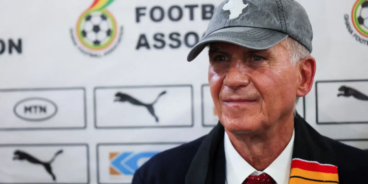 Carlos Queiroz na beira do campo durante treino