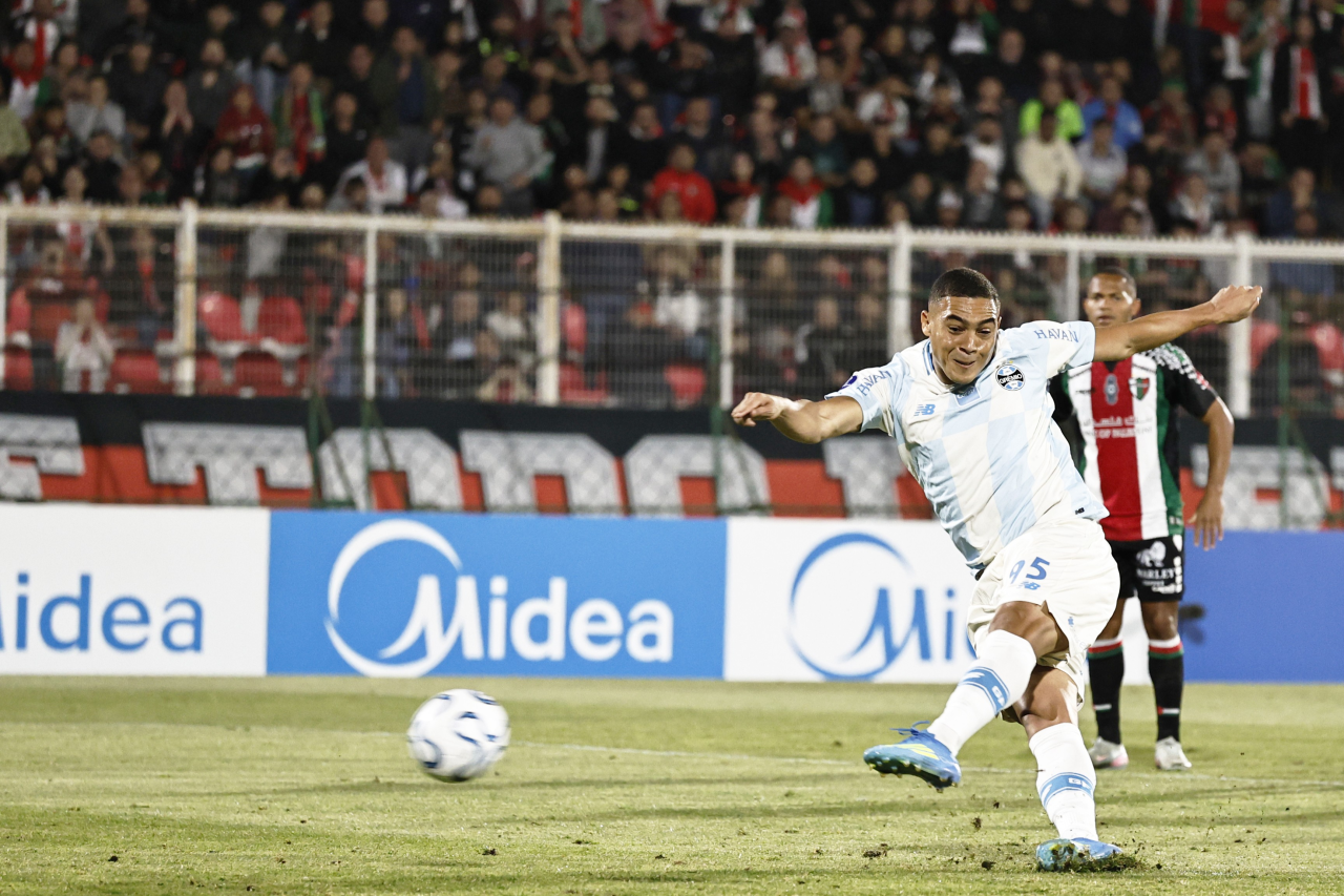 Carlos Vinicius cobrando pênalti contra o Palestino