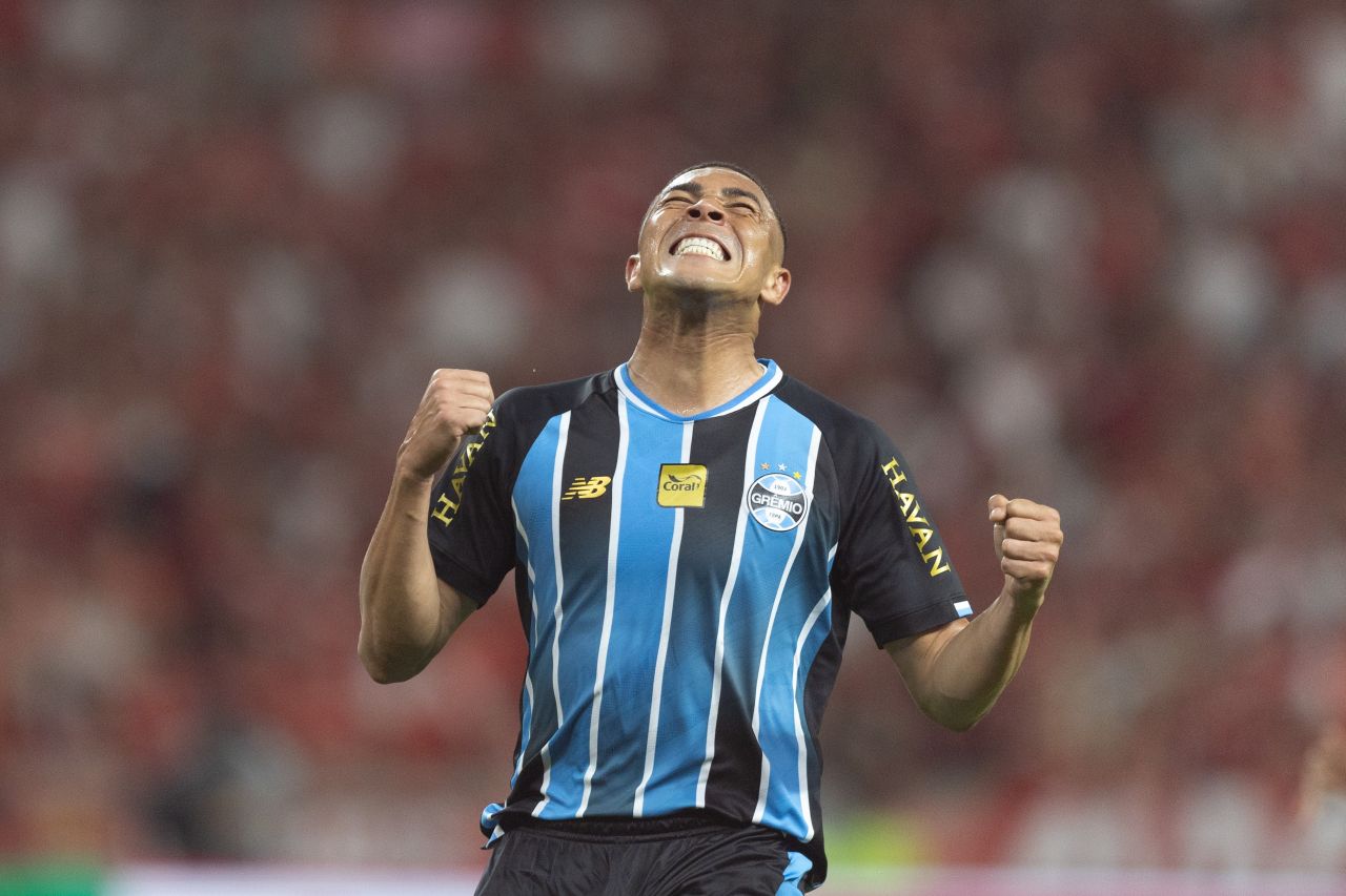 Carlos Vinicius em momento de frustração durante jogo