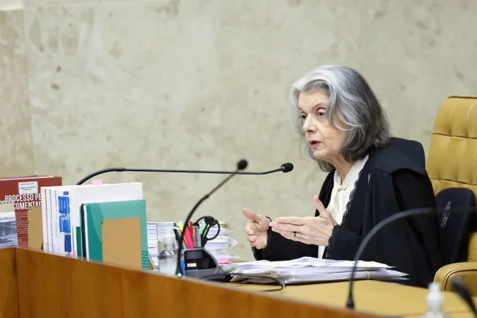 Cármen Lúcia no TSE com urna eletrônica