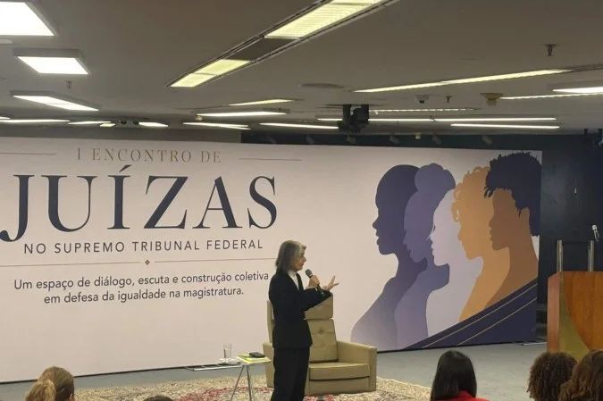 Ministra Cármen Lúcia fala ao microfone durante evento no STF