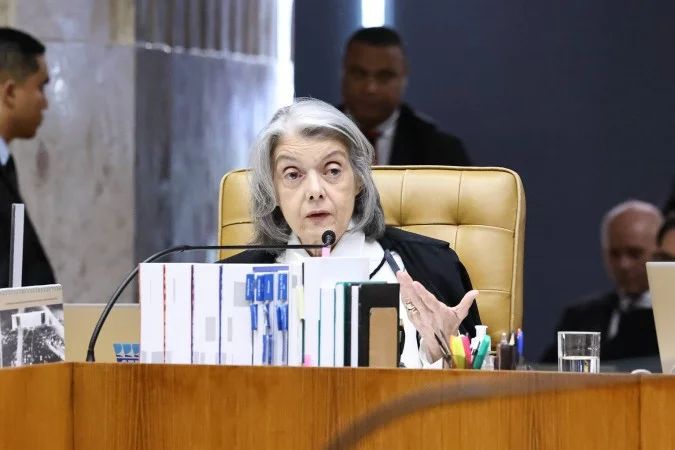 Ministra Cármen Lúcia no plenário do STF
