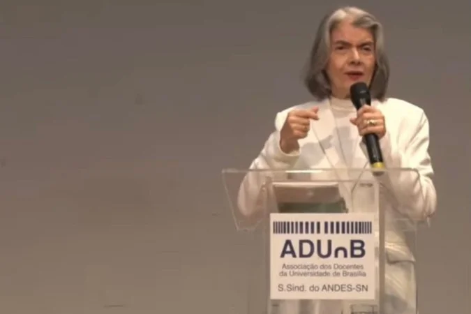 Cármen Lúcia durante aula magna na UnB