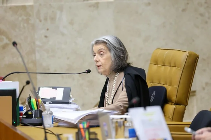 Ministra Cármen Lúcia durante sessão no plenário do STF