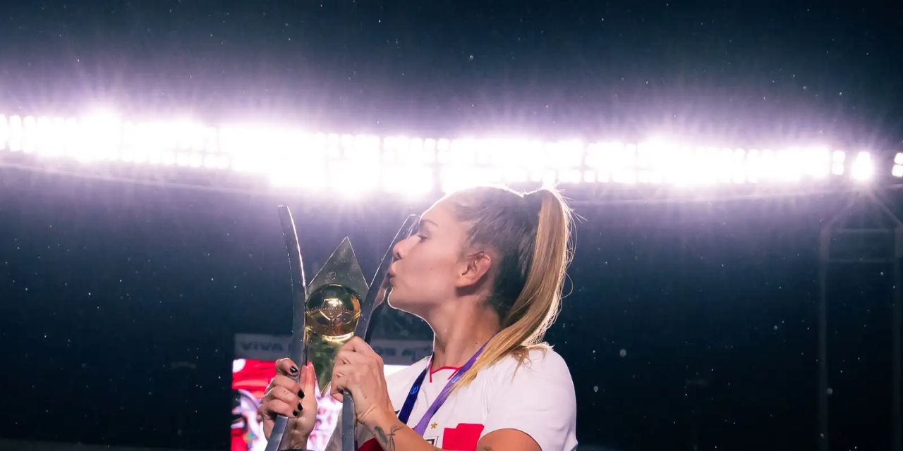 Carol Gil comemorando título com a camisa do São Paulo