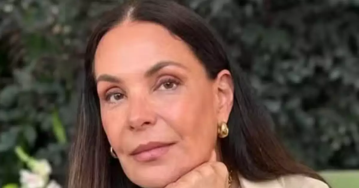 Carolina Ferraz em estúdio de televisão