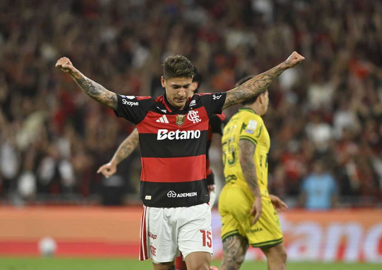Carrascal comemorando gol com a camisa do Flamengo