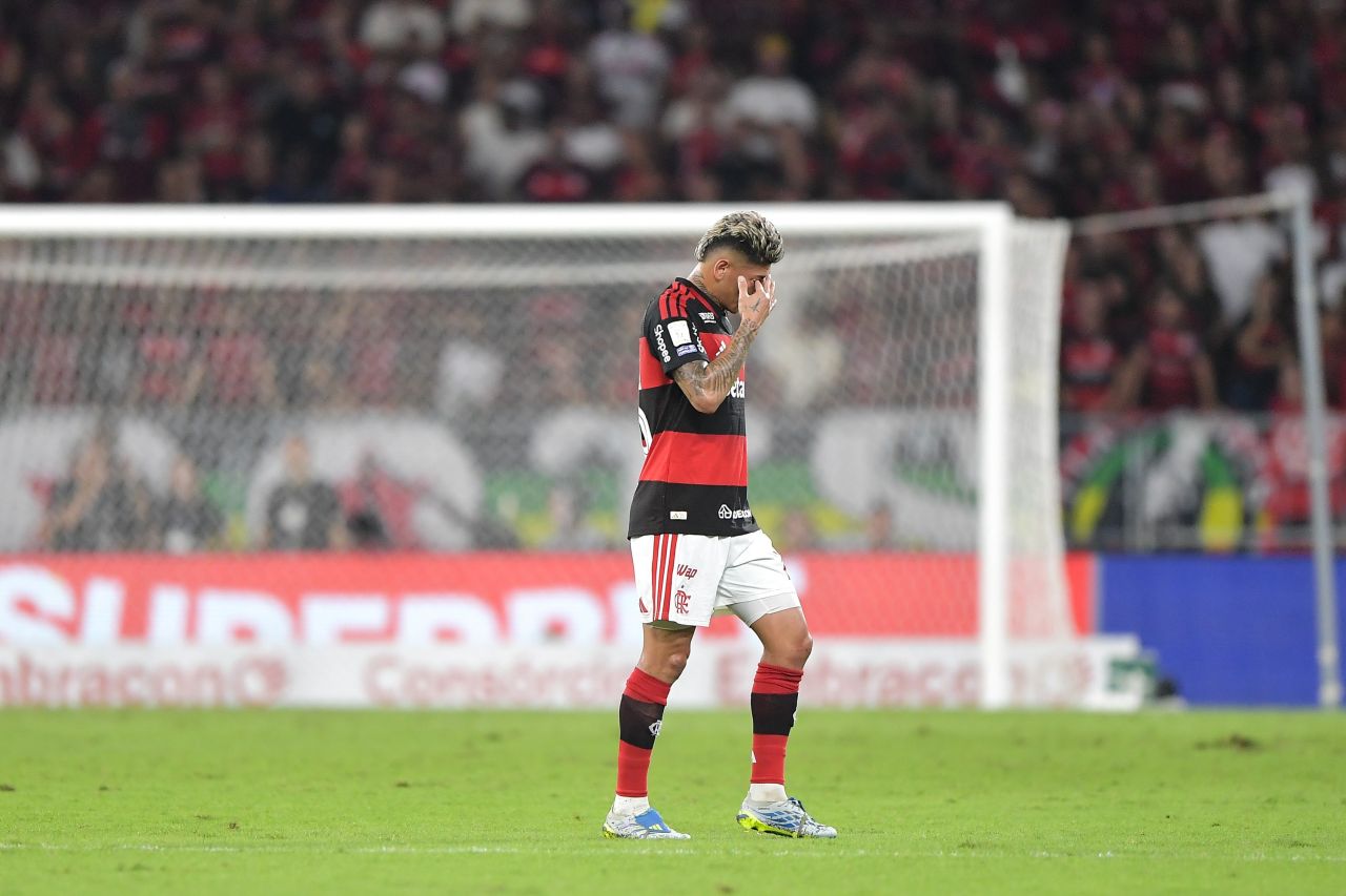 Carrascal deixando o campo após expulsão