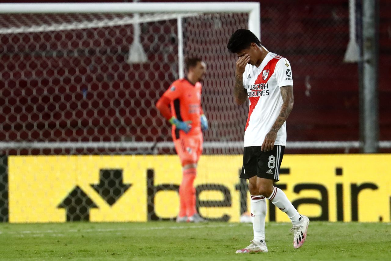 Carrascal deixa o campo após expulsão em Flamengo x Palmeiras