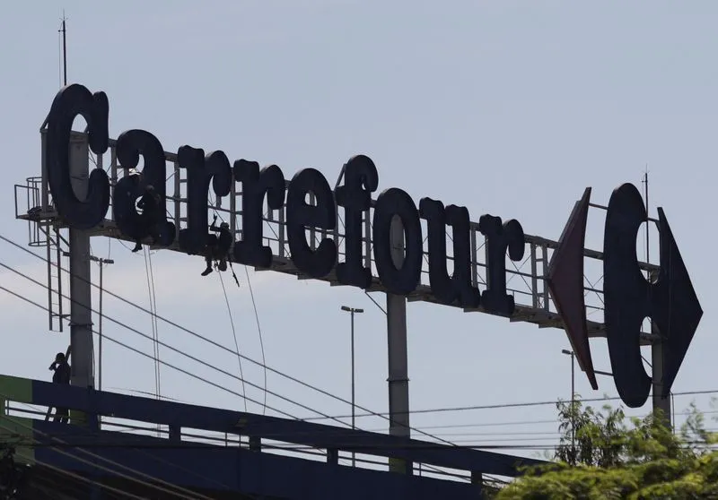Caminhão elétrico VUC do Carrefour em operação