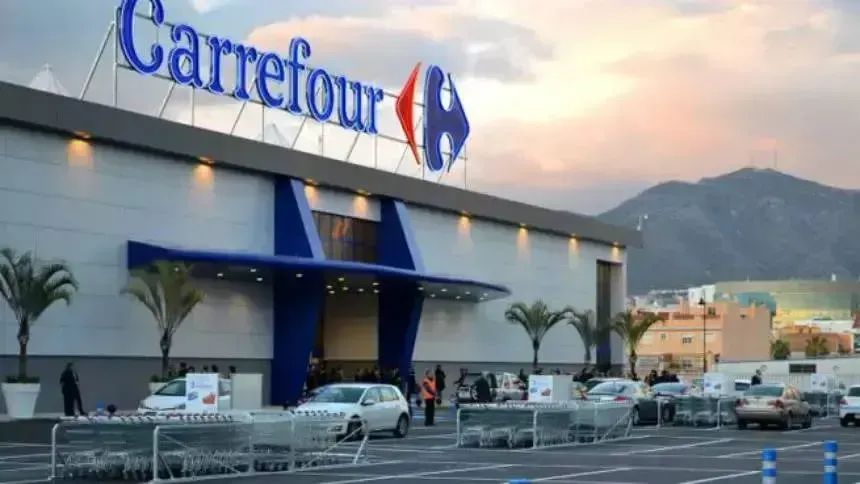 Fachada de supermercado Carrefour com clientes entrando