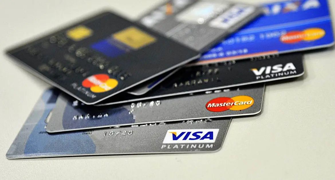 Cartões de crédito ao lado de um ícone de inteligência artificial