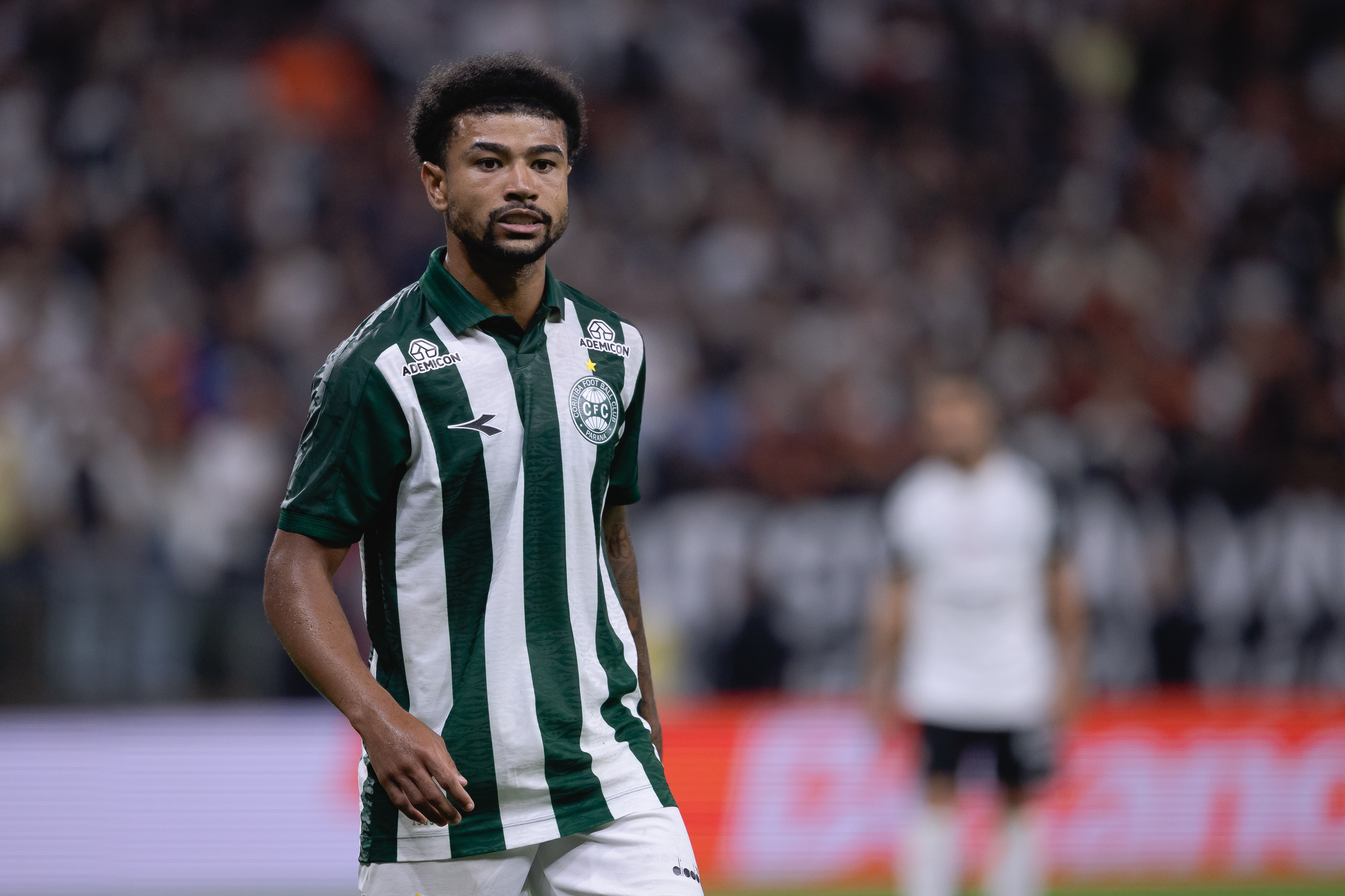 Lucas Ronier comemorando gol pelo Coritiba