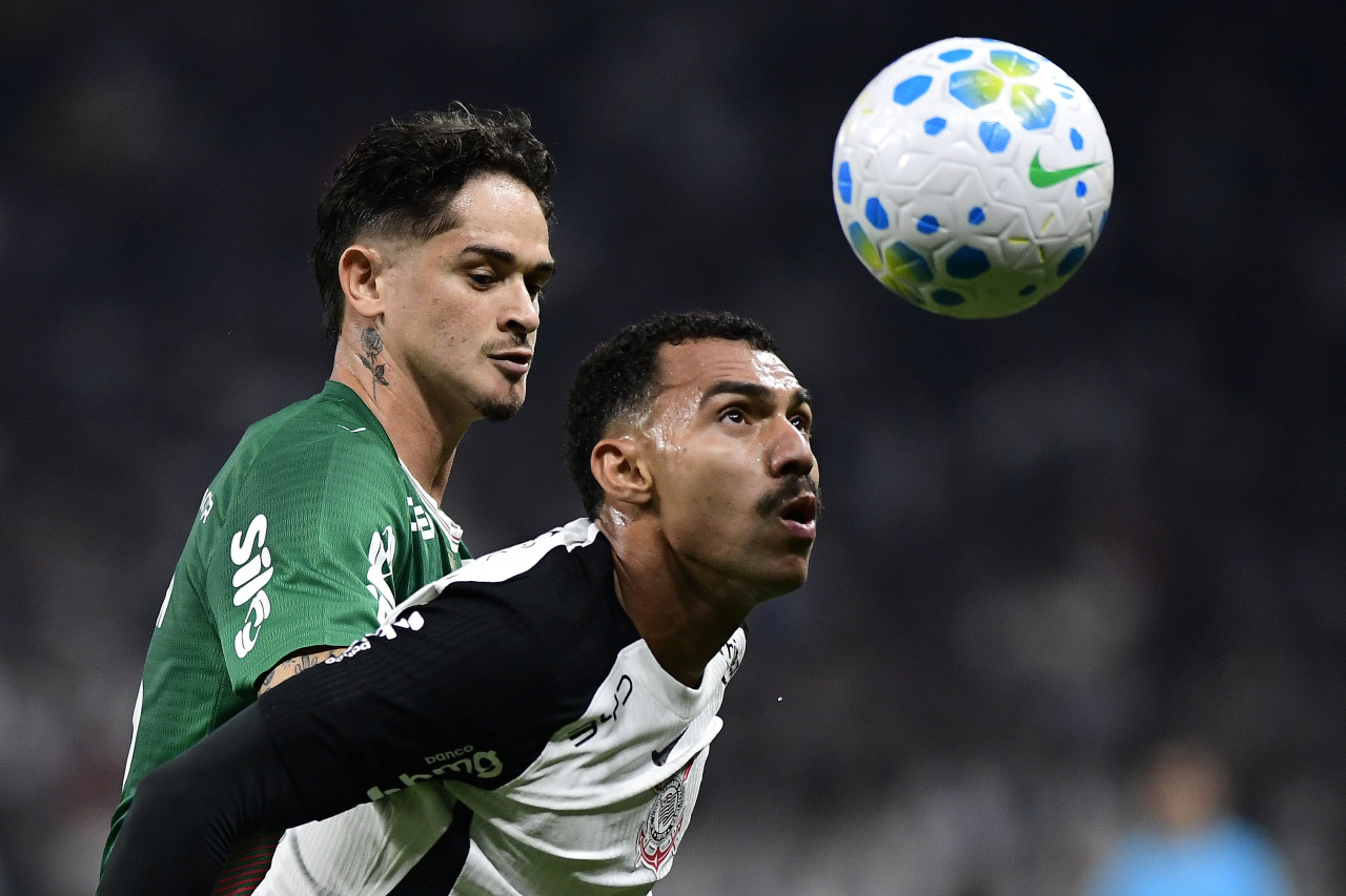 jogadores-em-escalação-em-campo