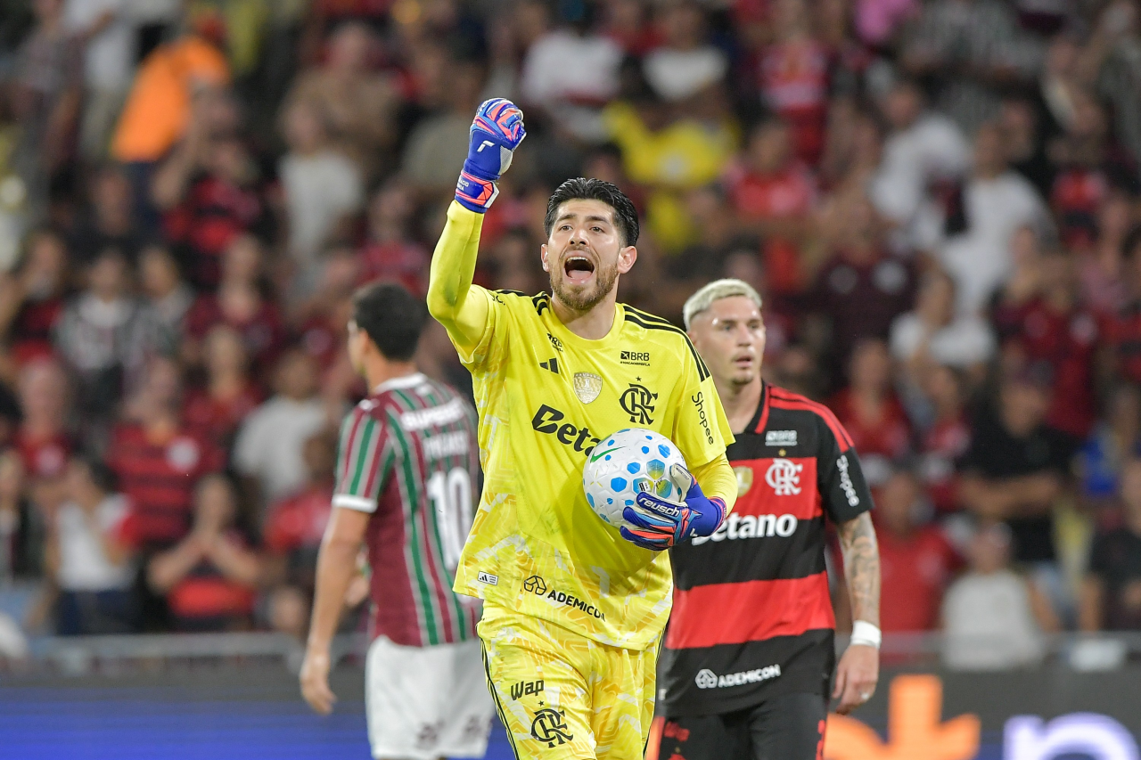 Alex Telles comemorando gol pelo Botafogo