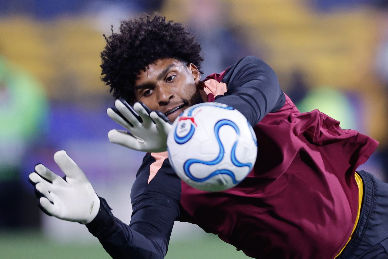 Hugo Souza suspenso pelo Corinthians