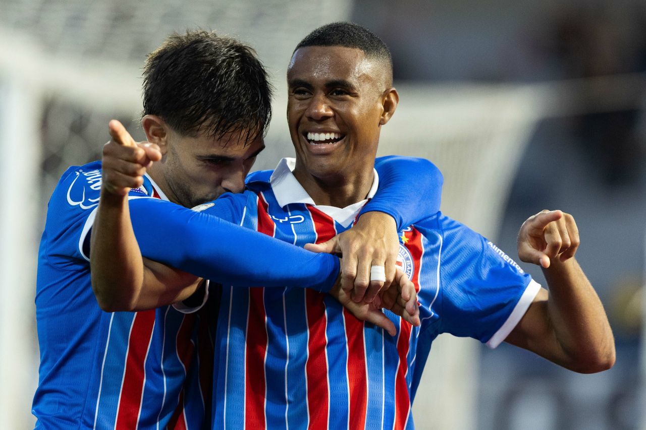 Jogadores em aquecimento antes da partida