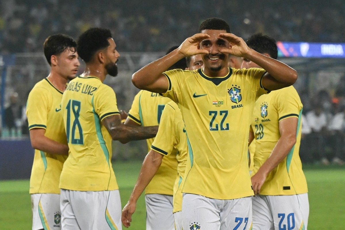 Samuel Lino comemorando gol contra a Índia