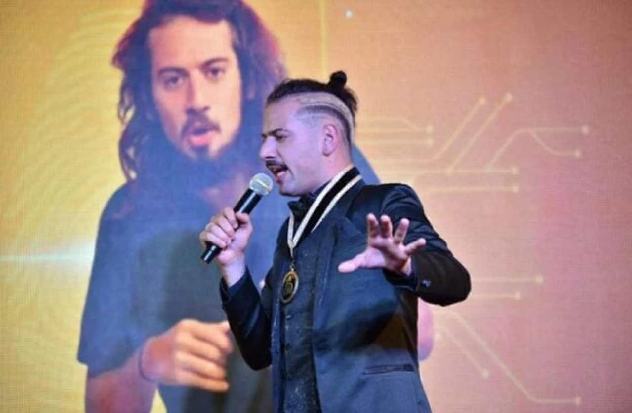 Cartolouco chegando à delegacia para depor