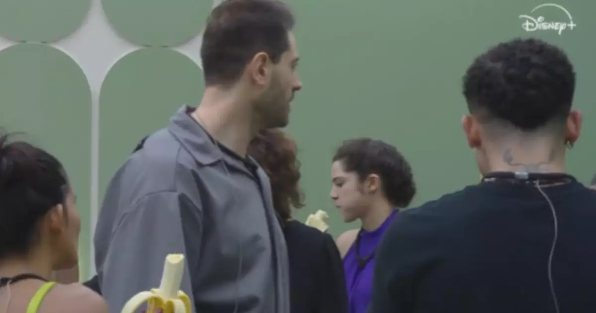 Boninho em estúdio comandando reality