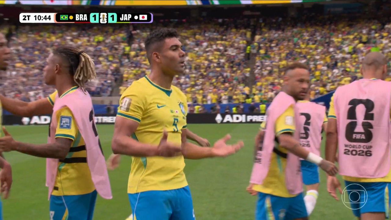 Casemiro executando o gesto six seven após marcar gol contra o Japão