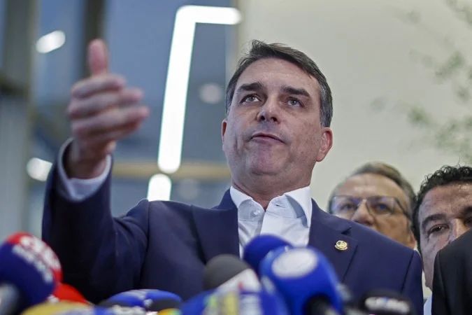 Flávio Bolsonaro em coletiva após reunião do PL