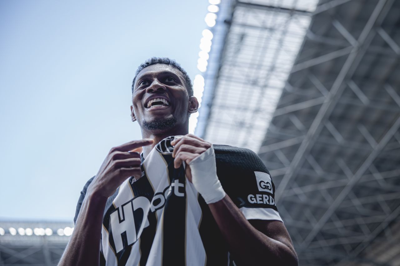 Mateo Cassierra comemorando gol com a camisa do Atlético-MG