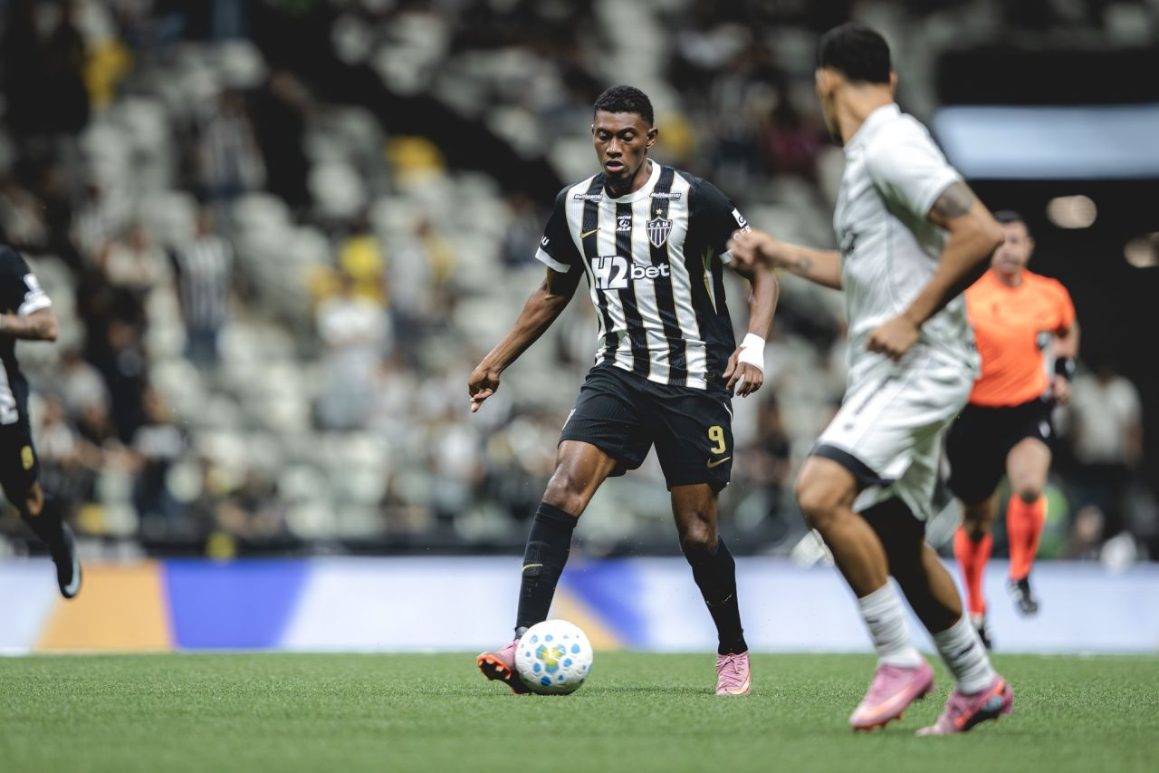 Cassierra e Thiago Borbas em campo