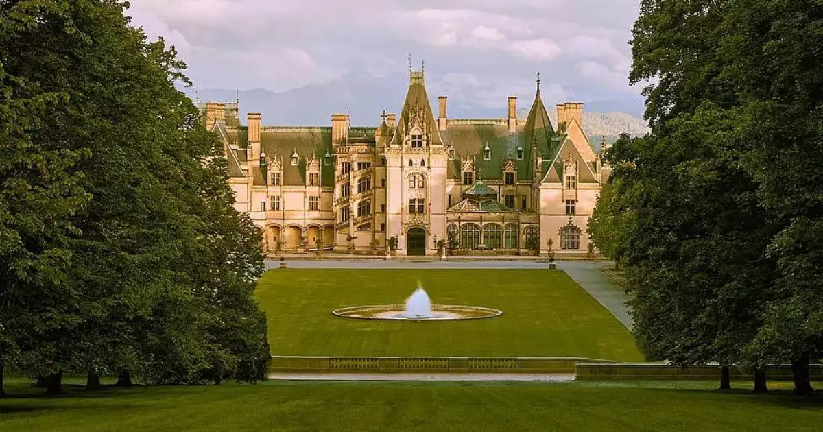 Fachada do Biltmore com torres e jardins