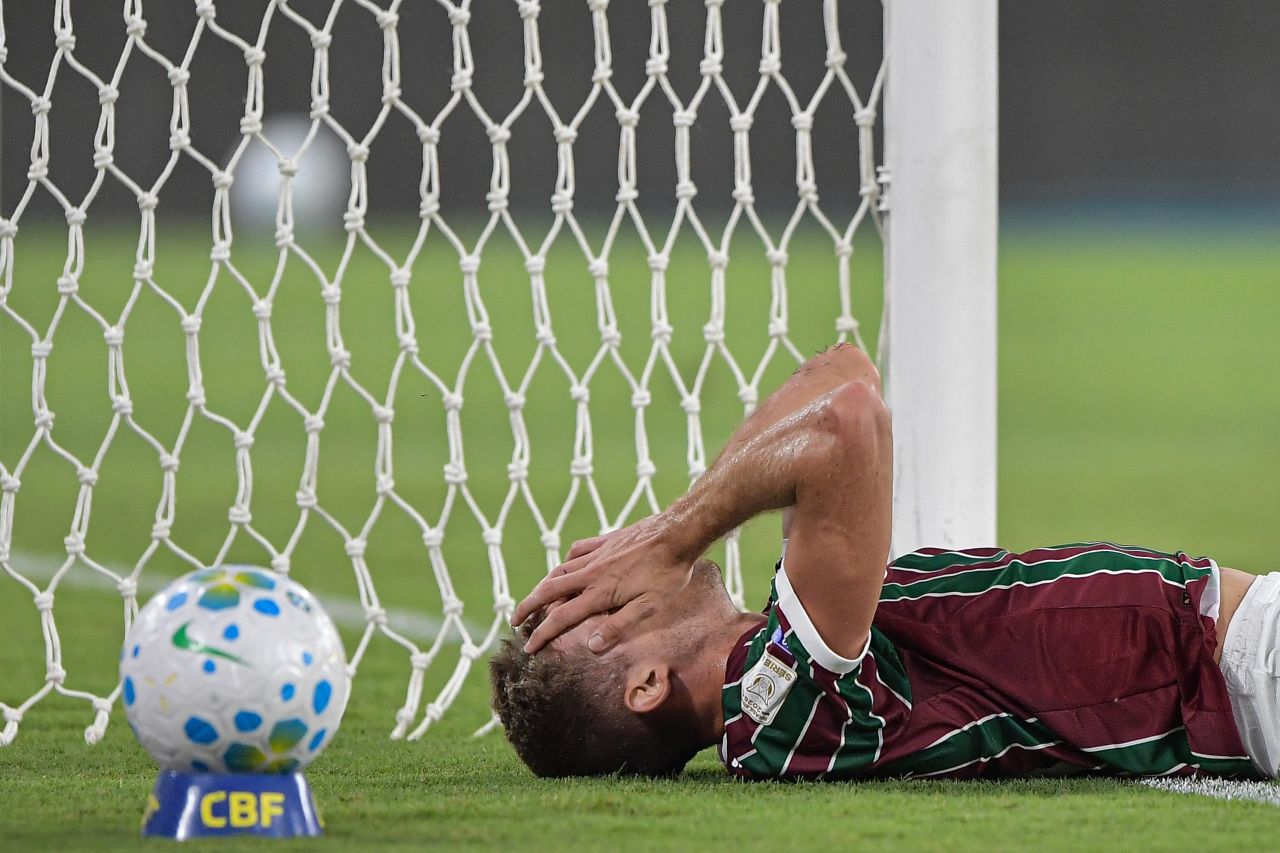 Rodrigo Castillo no banco durante partida do Fluminense