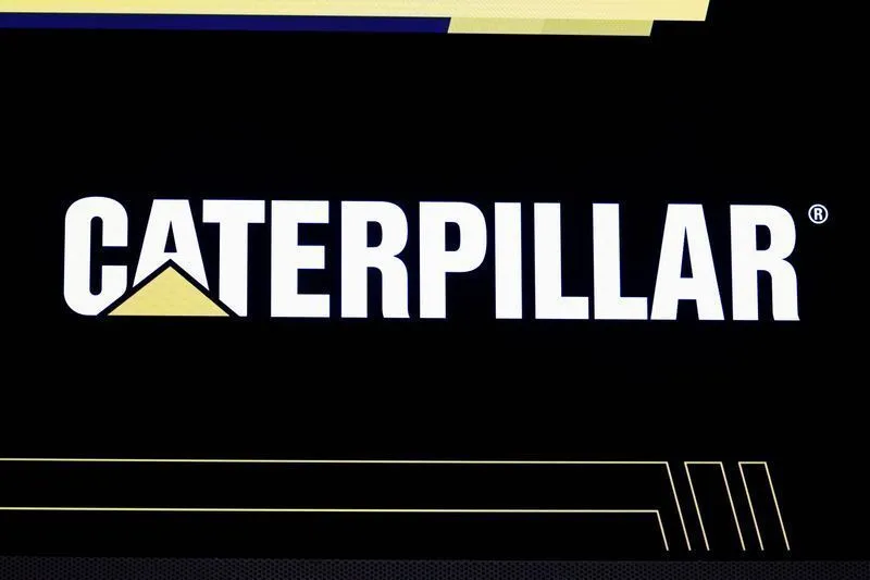 Máquinas e caminhões da Caterpillar em obra