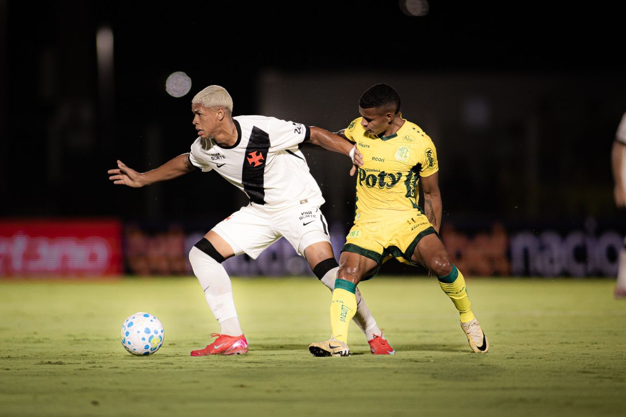 Cauan Barros vestindo a camisa do Vasco