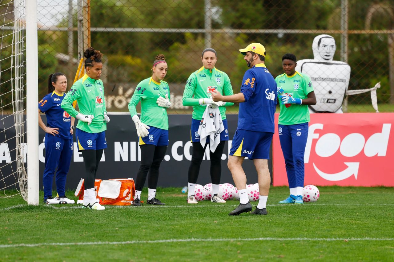 Goleiras da seleção em treino com preparador