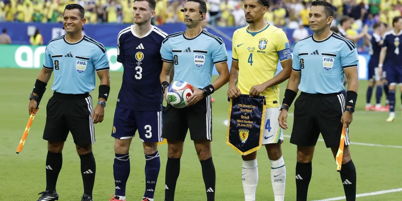 Vinícius Júnior em lance com zagueiro escocês durante partida