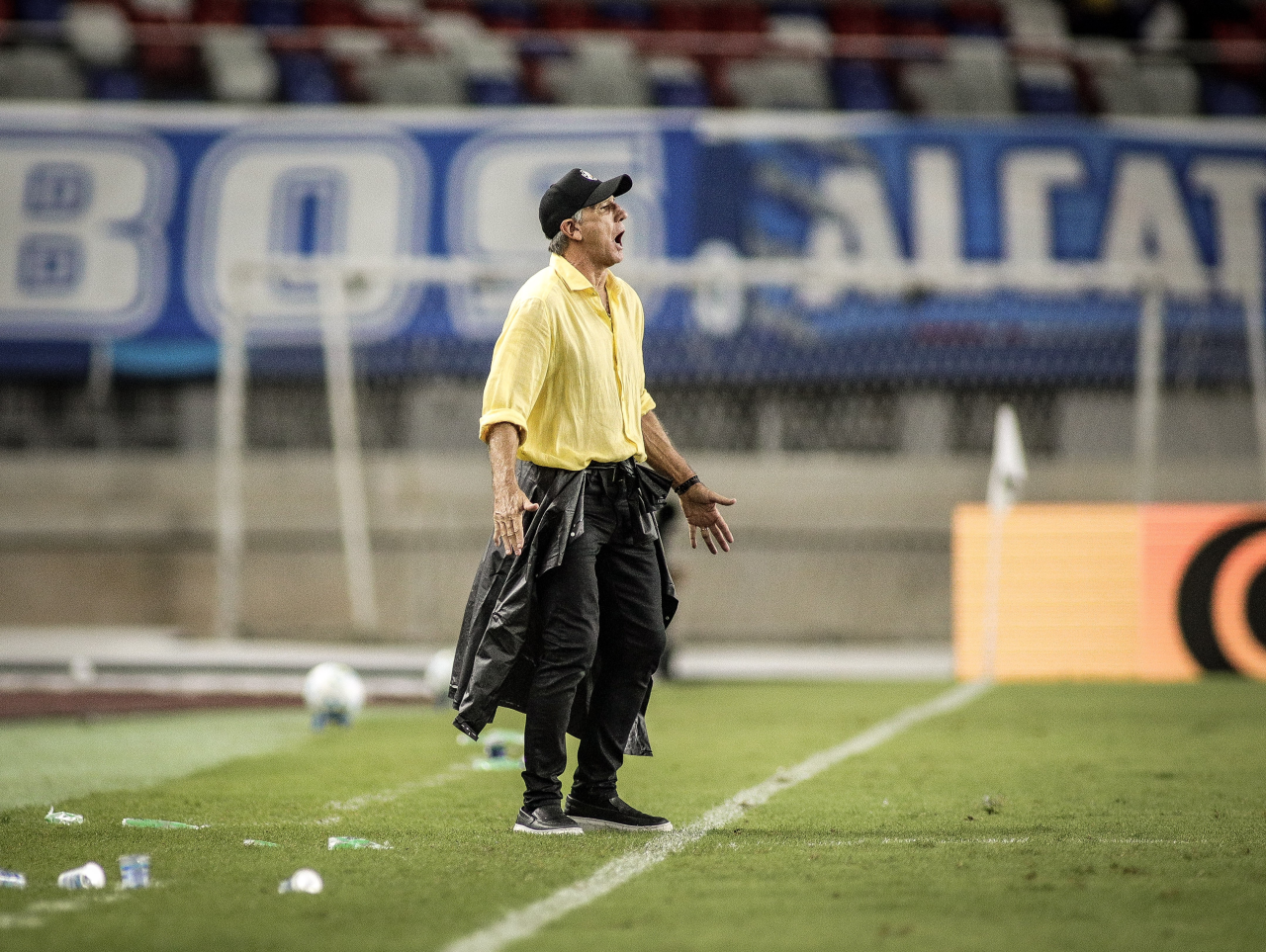 Monitores da cabine do VAR mostrando jogada de futebol