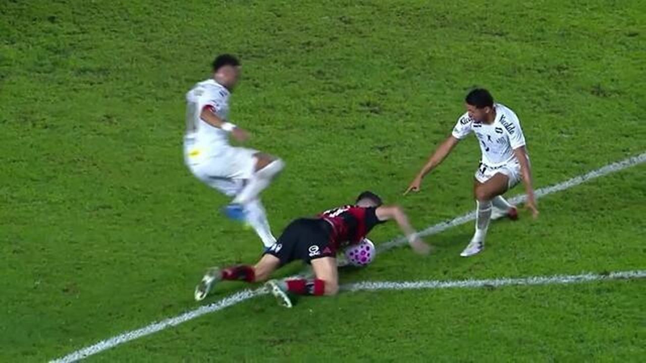 Árbitro Anderson Daronco em campo durante Santos x Flamengo