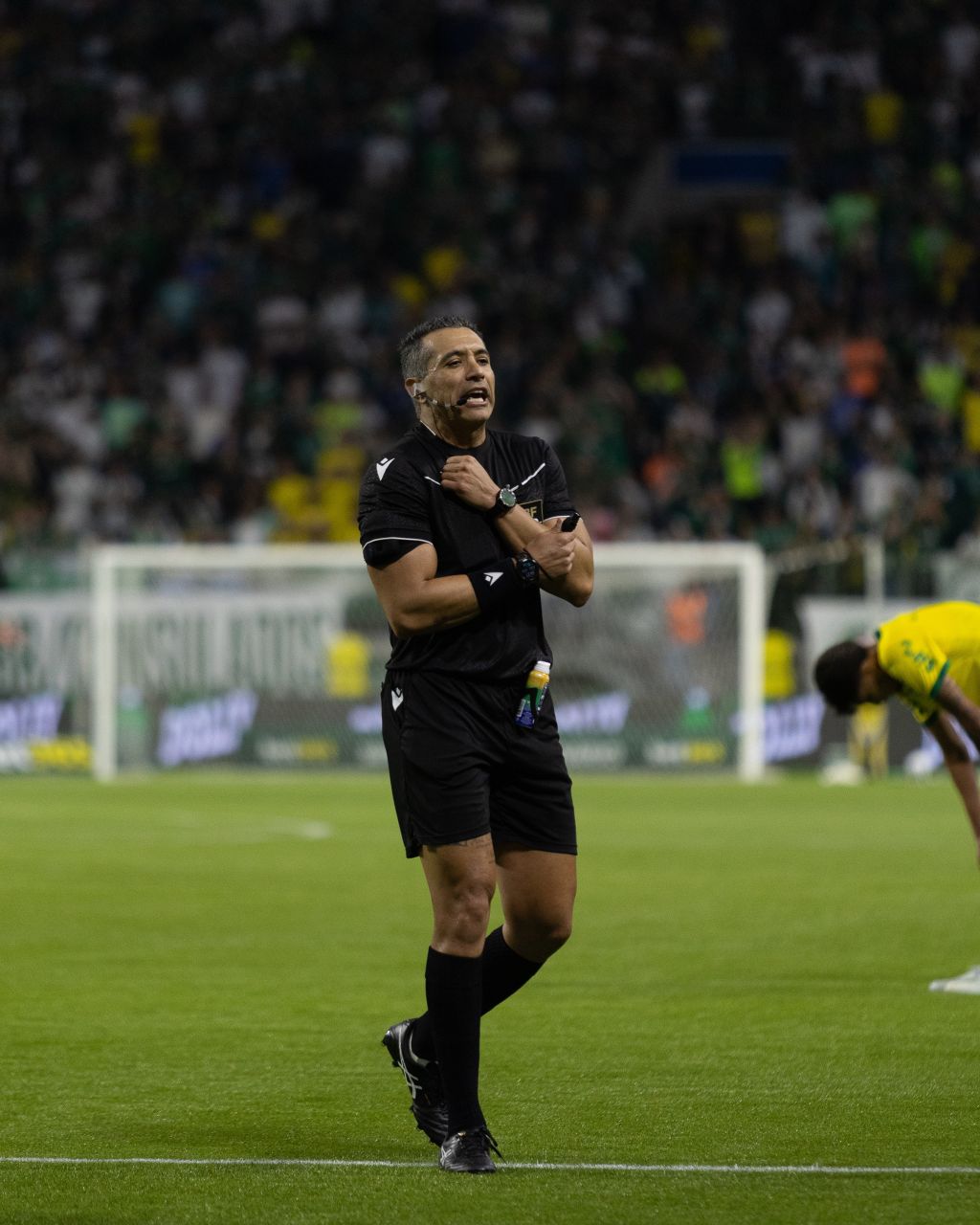 Árbitro Felipe Fernandes de Lima em campo