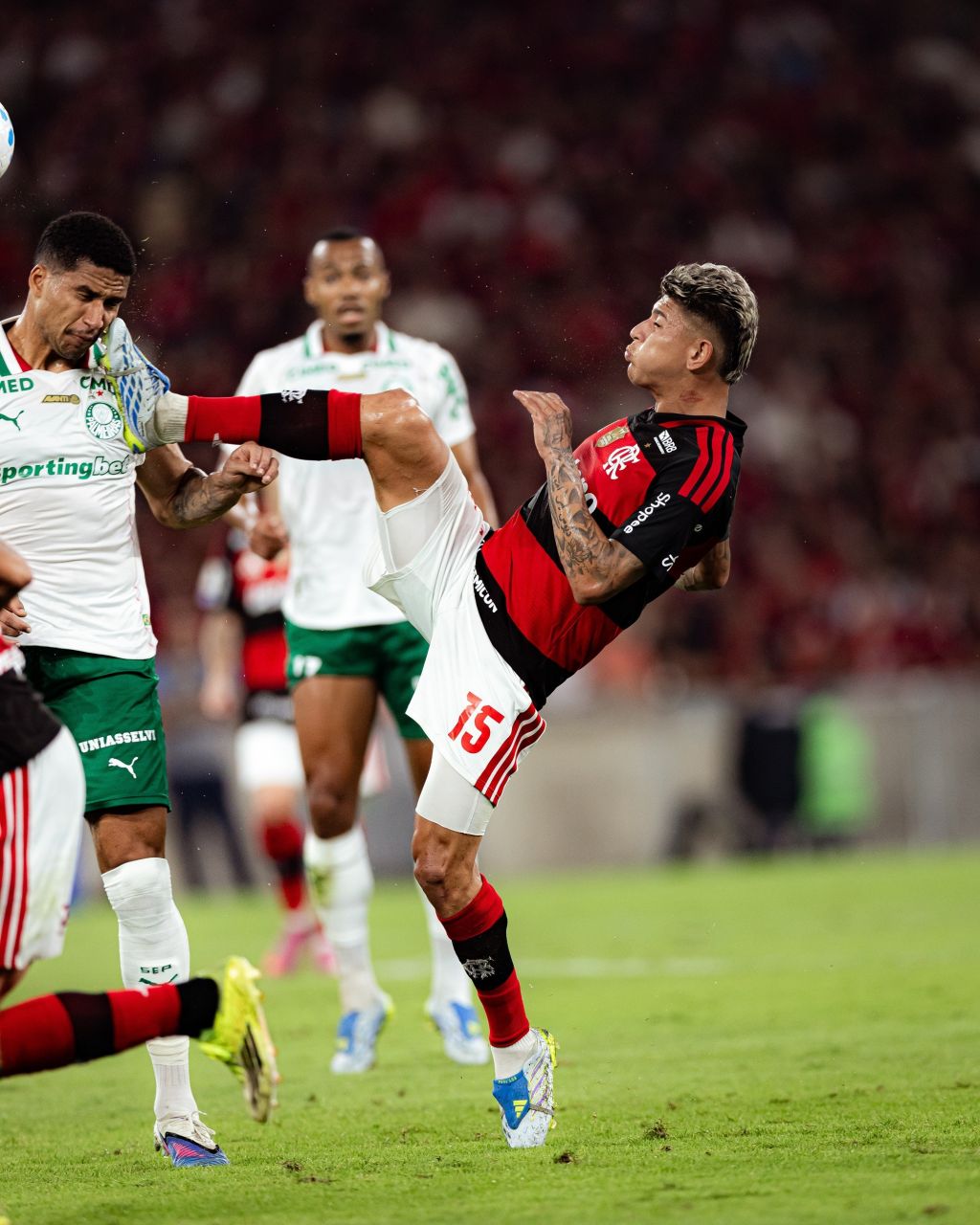 Carrascal deixa o campo após expulsão