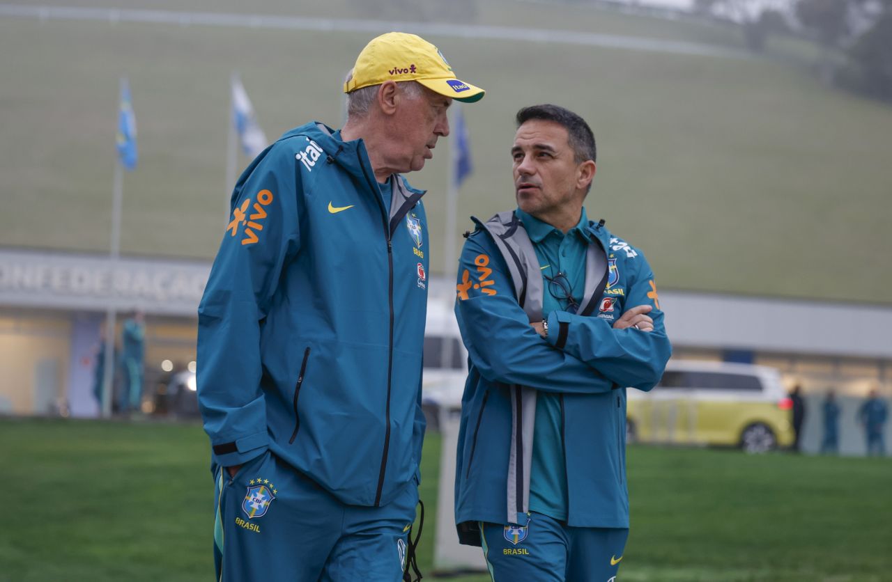 Carlo Ancelotti conversando com Rodrigo Caetano na Granja Comary