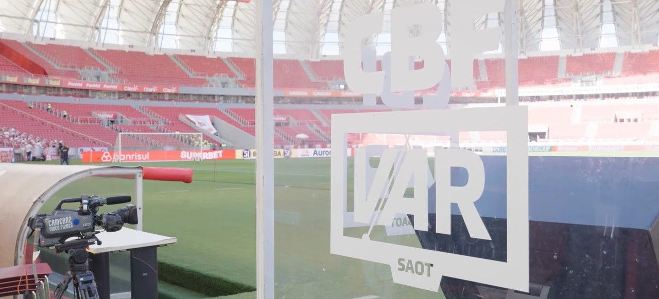 Instalação de equipamentos do VAR semiautomático em estádio
