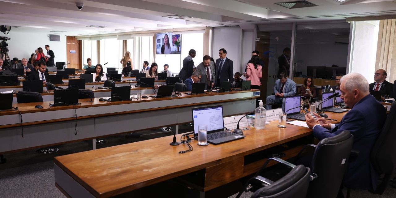 Plenário do Senado durante sessão da CCJ