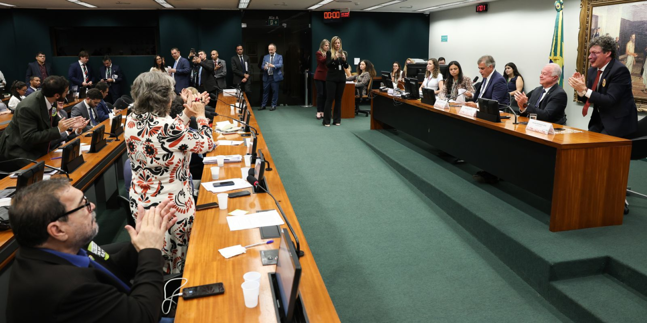 Deputados reunidos na CCJ durante votação simbólica