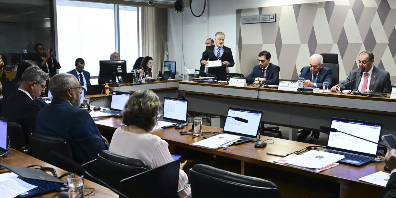 Senadores durante sessão da CCJ do Senado